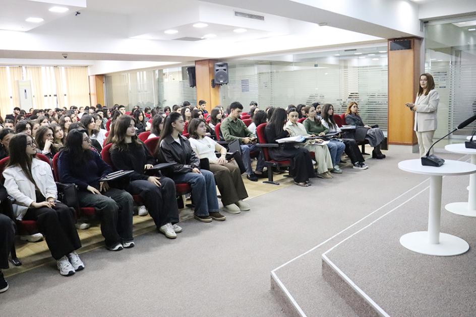 Icbari Tibbi Sığorta üzrə Dövlət Agentliyi Azərbaycan Universitetində infosessiya keçirib