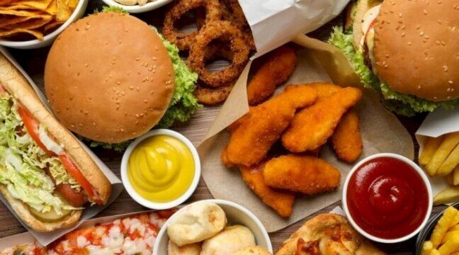 Zərərini bilirik, amma yenə yeyirik: Fast food niyə bu qədər cazibədardır? - AÇIQLAMA