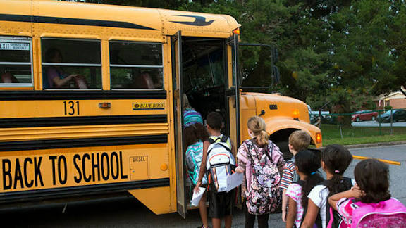 İngiltərədə 470.000 şagirdin məktəb nəqliyyat xərclərini Şuralar ödəyir