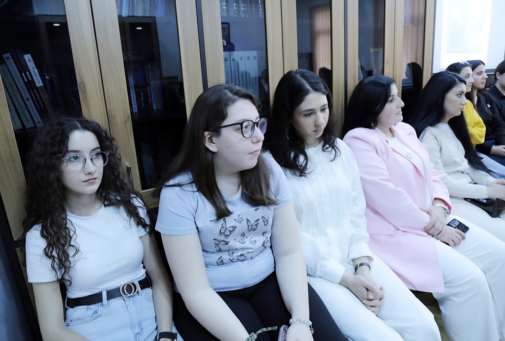 Tələbələr Bəxtiyar Vahabzadənin 100 illiyinə həsr olunmuş elmi sessiyada