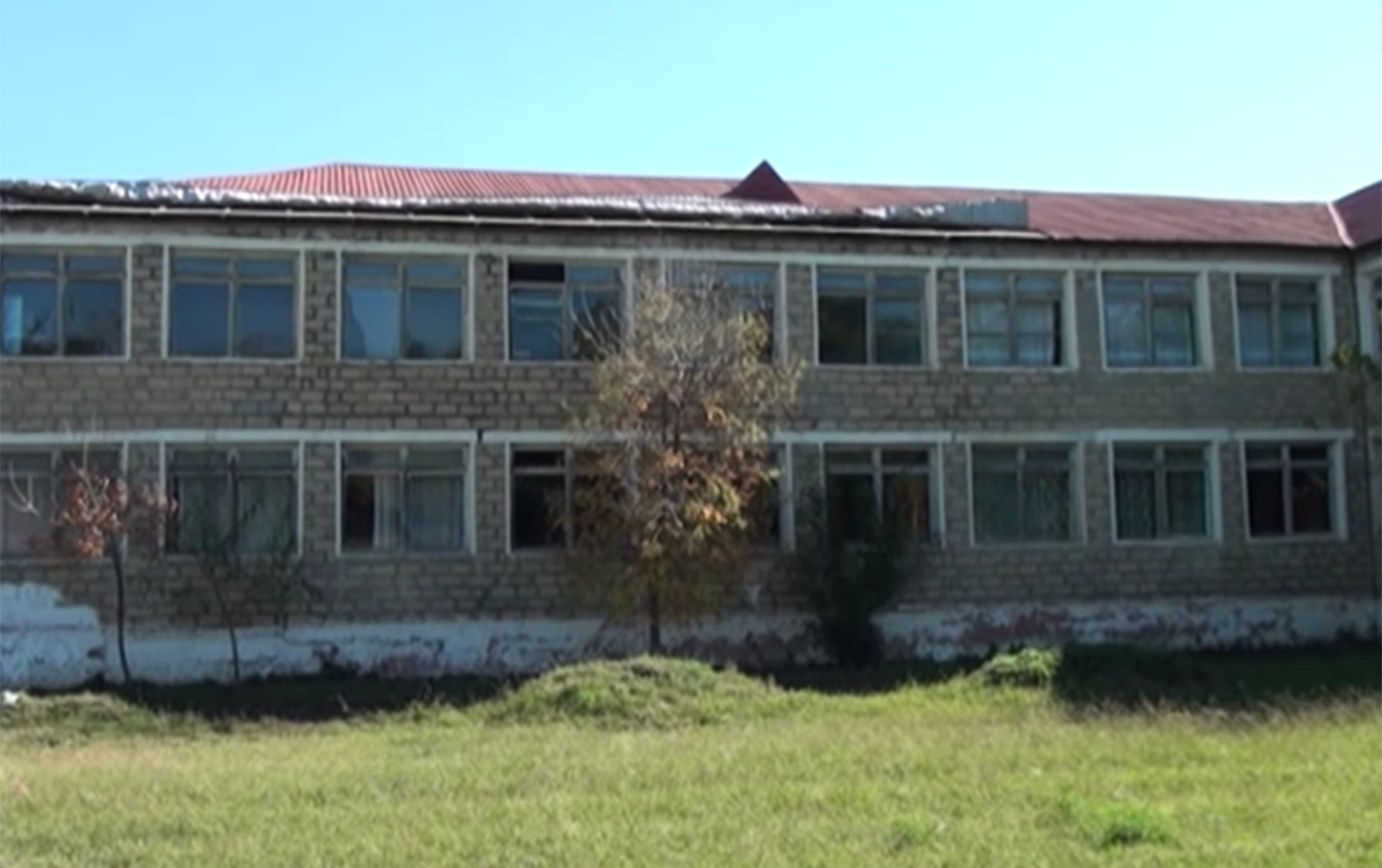 Dərslərin dəhlizdə keçirildiyi məktəb