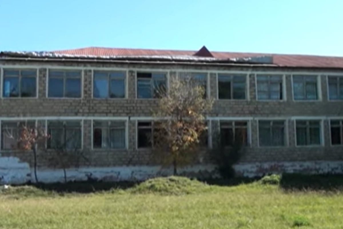 Bu məktəbdə dərslər dəhlizdə keçirilir