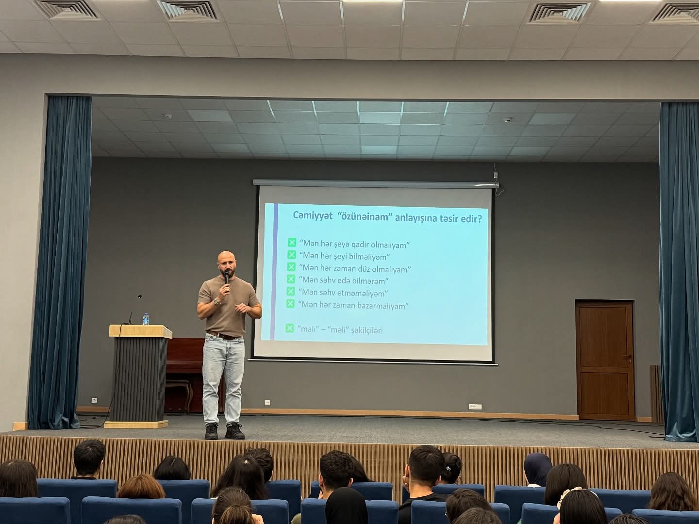 Qarabağ Universitetində “Özünəinam və özgüvən” mövzusunda təlim təşkil olunub