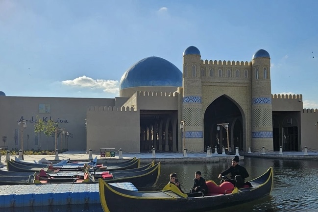 Azərbaycanlı jurnalistlər Xivədə turizm kompleksini ziyarət ediblər