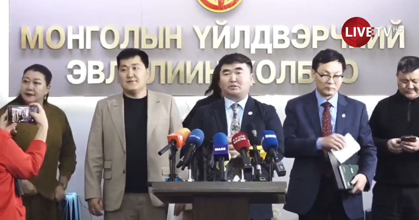 Müəllimlər etiraz etdilər, maaşları artırıldı