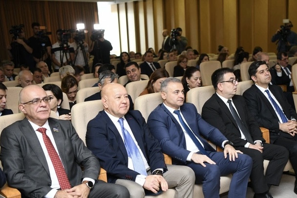 Bakıda Azərbaycan ədəbi dilinin normalarının mediada düzgün tətbiqi müzakirə olunub - YENİLƏNİB