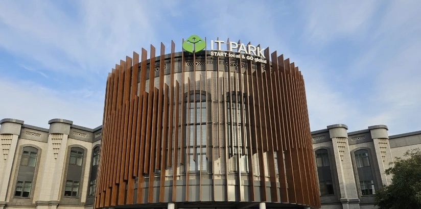 Azərbaycanlı jurnalistlər Ürgəncdəki "IT Park Uzbekistan" filialını ziyarət ediblər