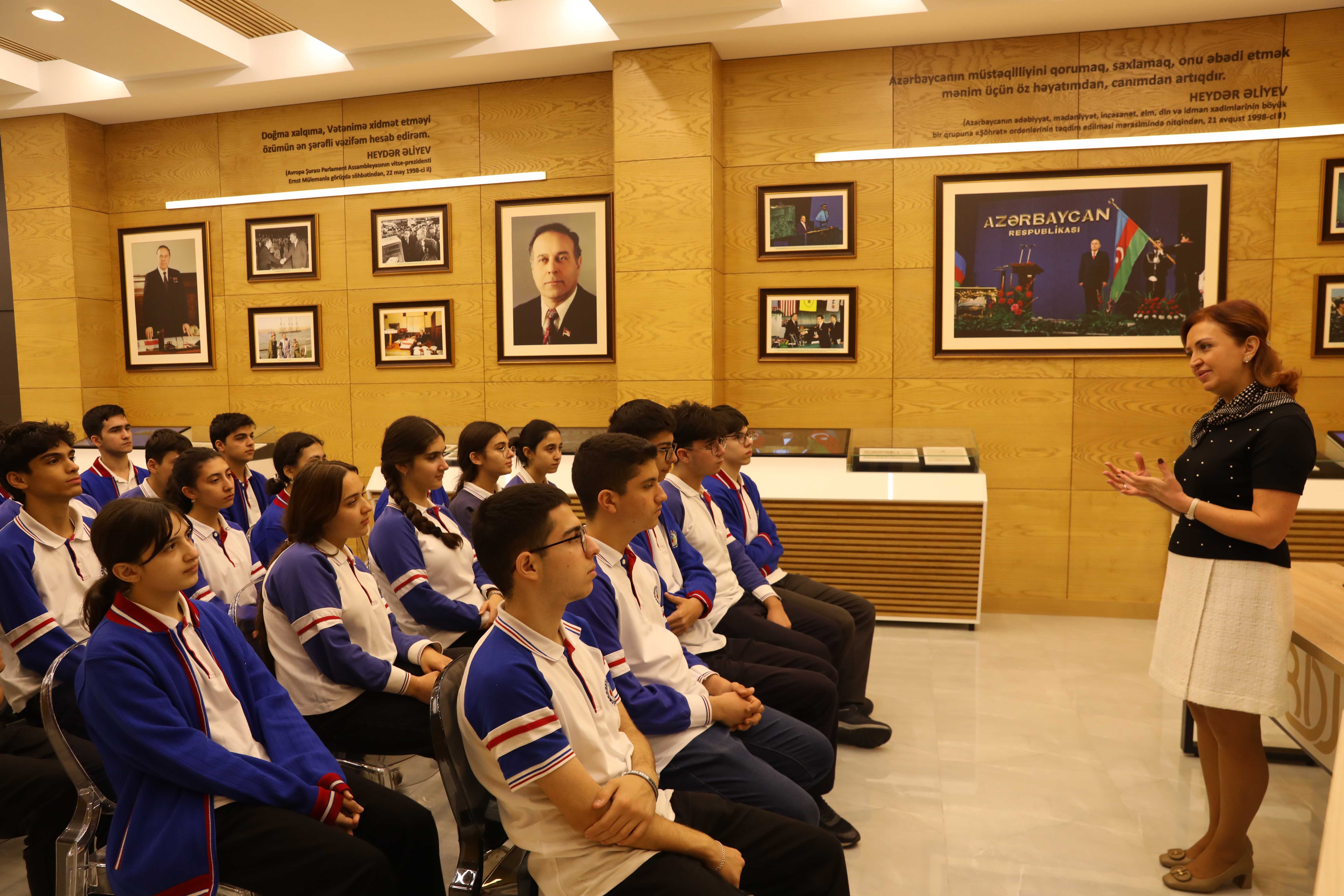 Fizika-riyaziyyat və informatika təmayüllü liseyin şagirdləri BDU-da olub