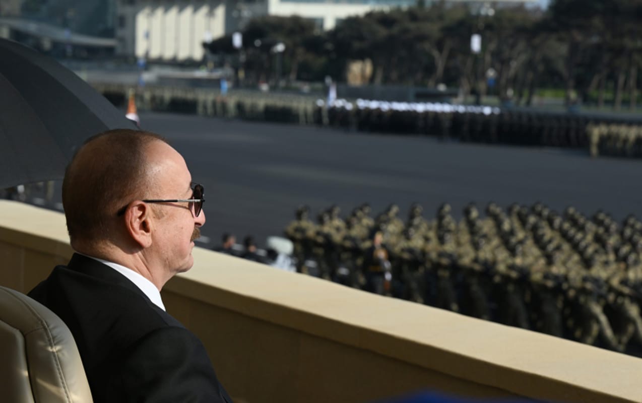 İlham Əliyev tarixi paraddan görüntülər paylaşdı - Video