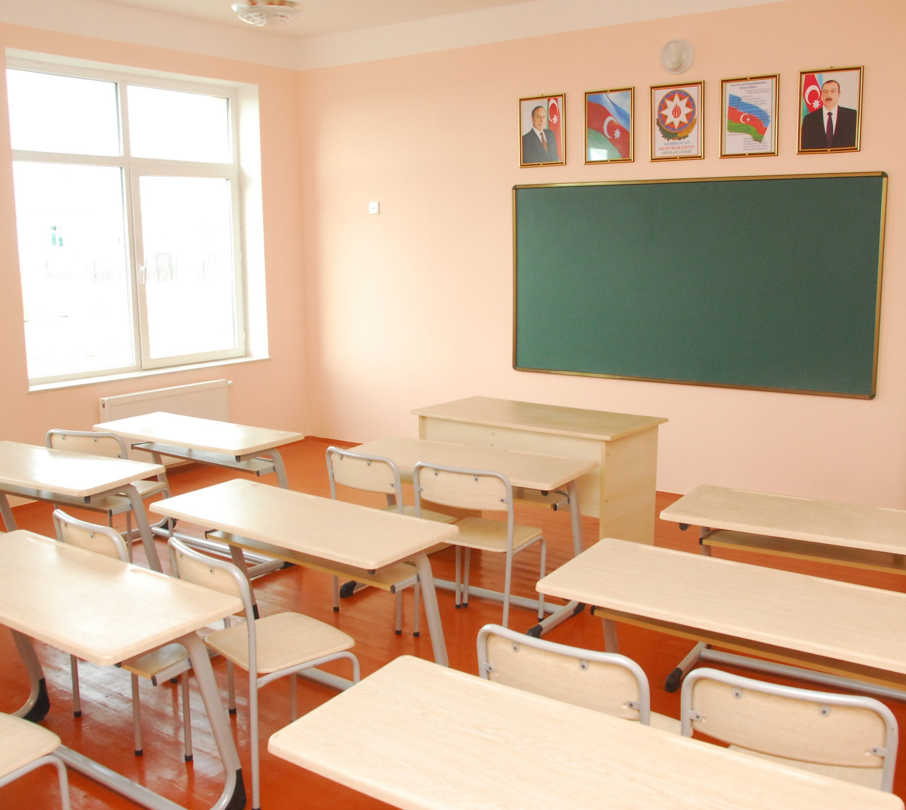 Qəzalı vəziyyətdə olan məktəblərin sayı beş dəfə azalıb