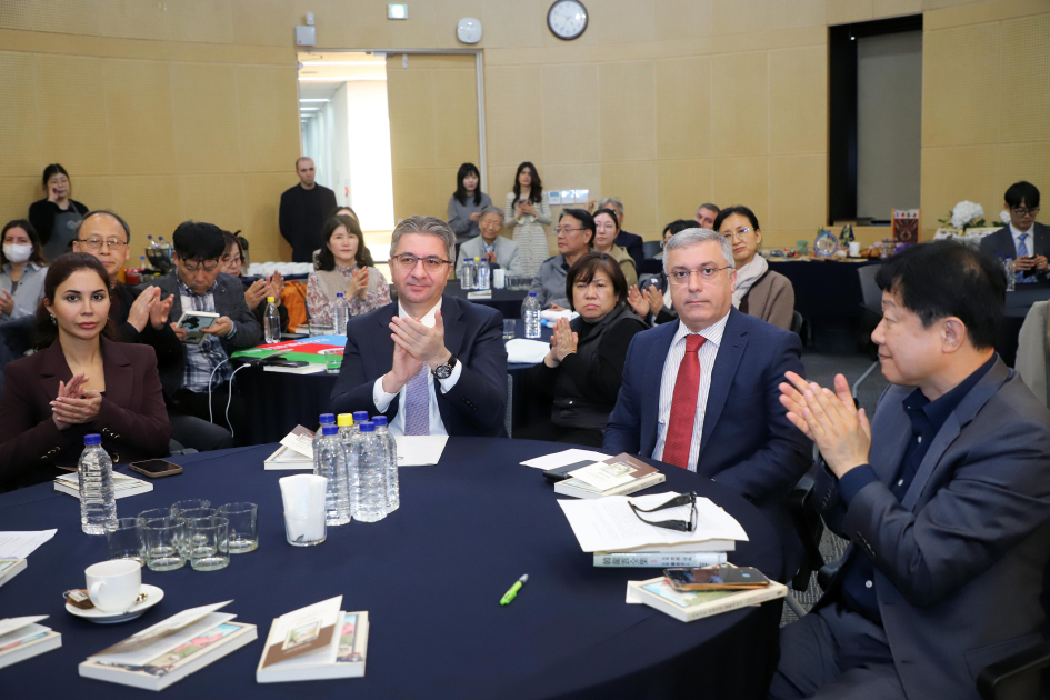 Seulda “Kitabi-Dədə Qorqud” dastanına həsr edilmiş kitabın təqdimatı olub