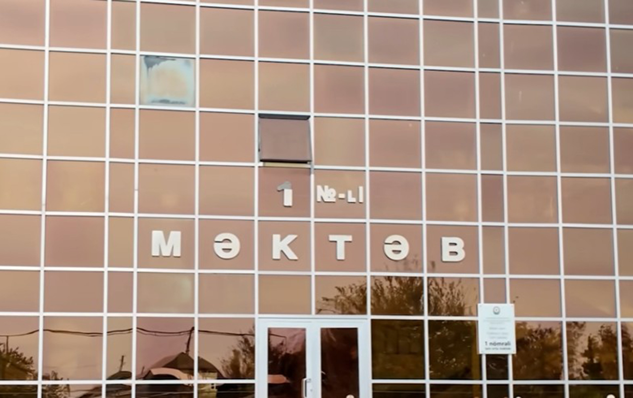 Müəllim məktəbliləri kəmərlə bağlayaraq döyüb?