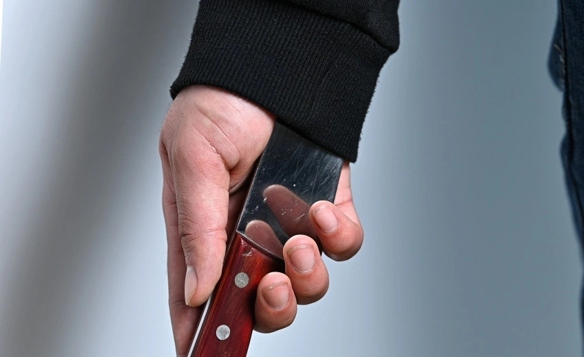 Xırdalanda 17 yaşlı oğlan siqaretə görə tanışını bıçaqladı