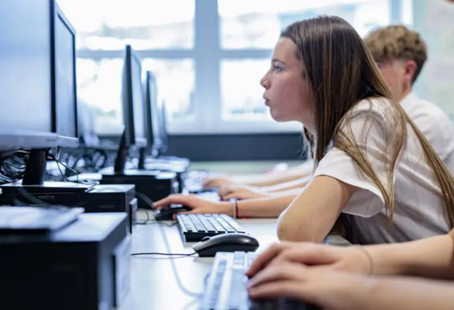 İngiltərədə şagird azlığı problemi: 12% yer boş qalıb