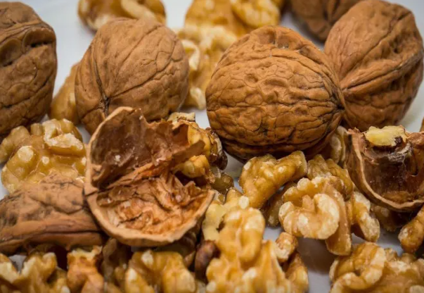 Qoz qabıqlarını atmayın: evdə çox işinizə yarayacaq