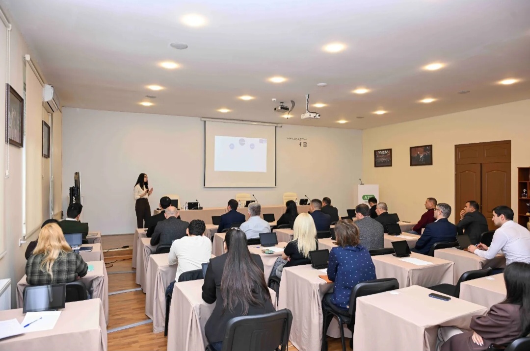 “Dövlət qulluğuna dair qanunvericiliyin təcrübədə tətbiqi məsələləri” mövzusunda təlim keçirilib