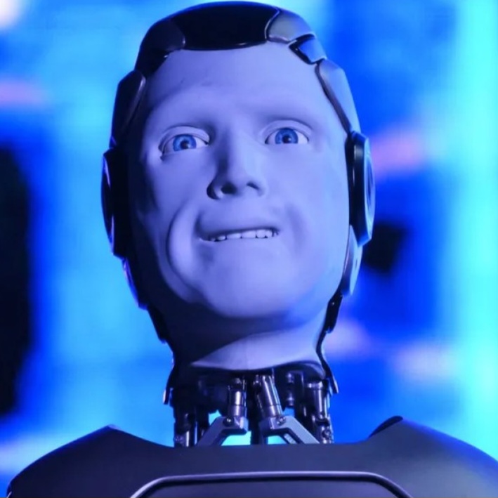 Rusiyanın ilk robotu cəmi 1 dəqiqə ayaqda qala bildi