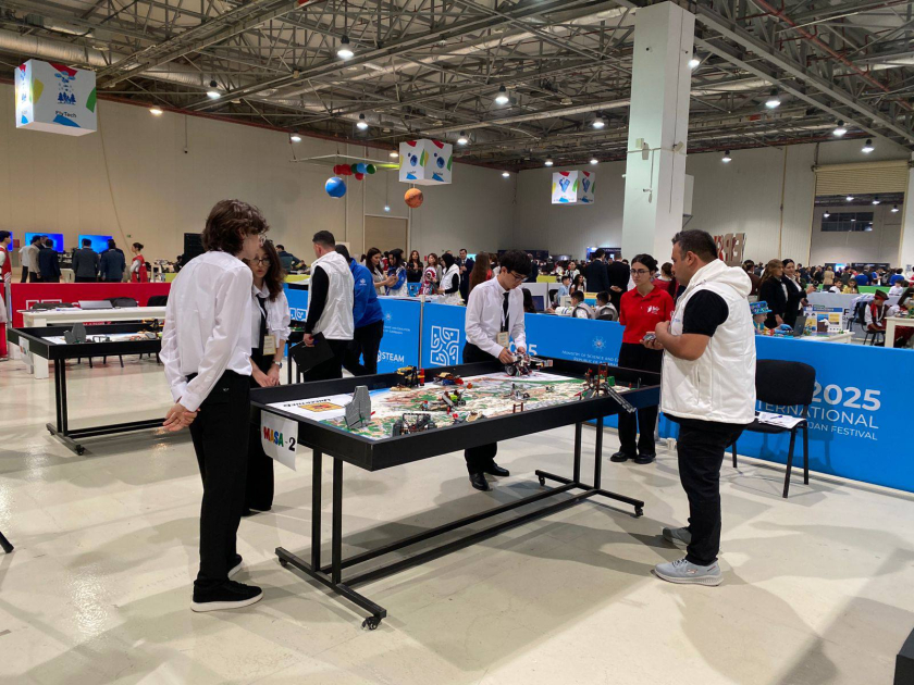 Paytaxt məktəbliləri SAF 2025-də iştirak edir 