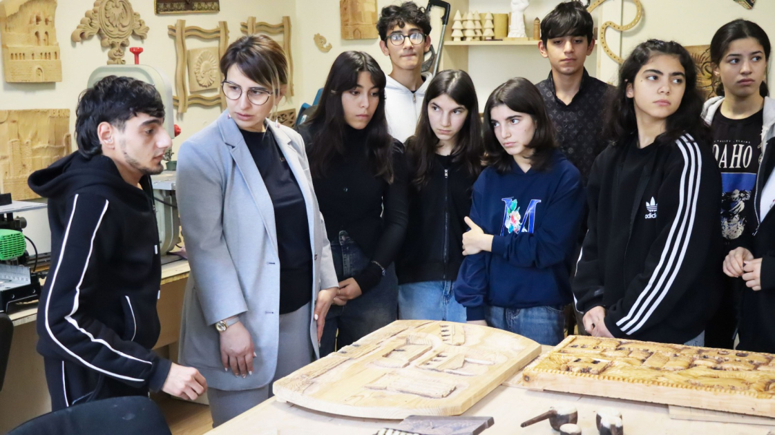 Uşaq evlərinin sakinləri peşələr barədə məlumatlandırılıblar