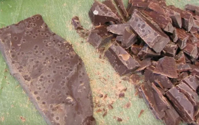 Şokoladın ağarmasının səbəbi budur