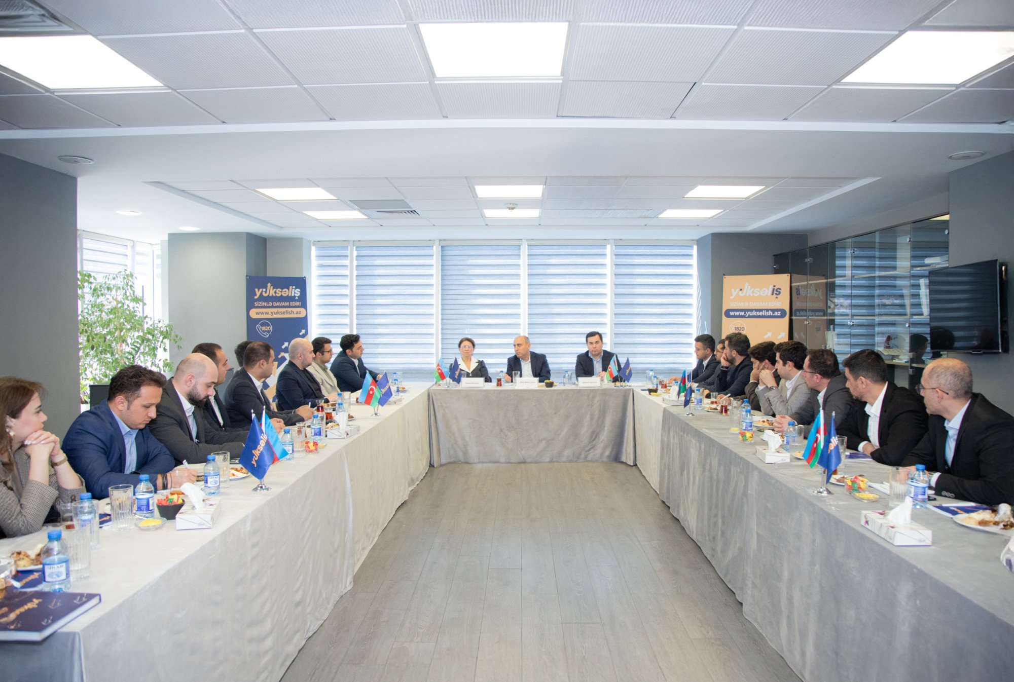 Emin Əmrullayev beşinci “Yüksəliş”in qalibləri ilə görüşüb