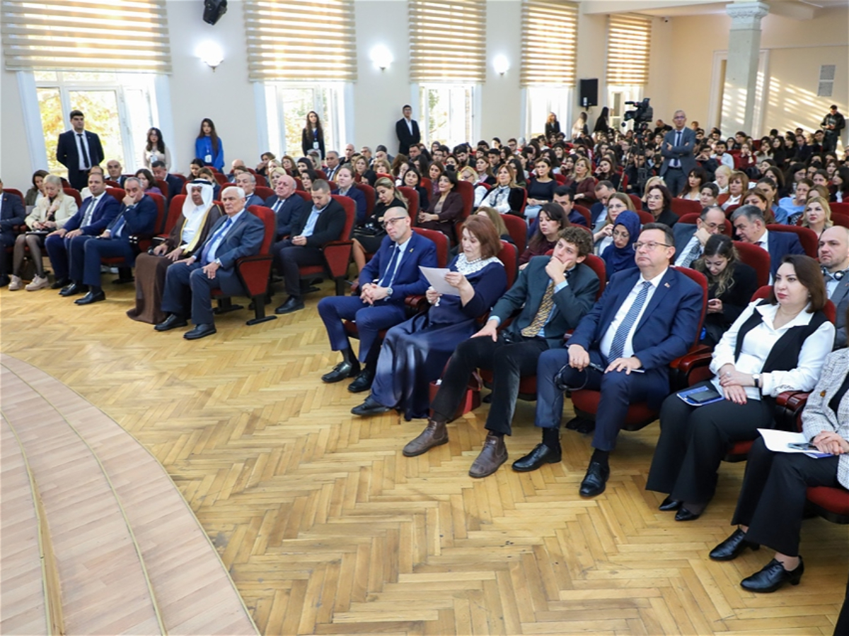 İştirakçılar beynəlxalq konfransda süni intellektin imkanlarını şərh edib