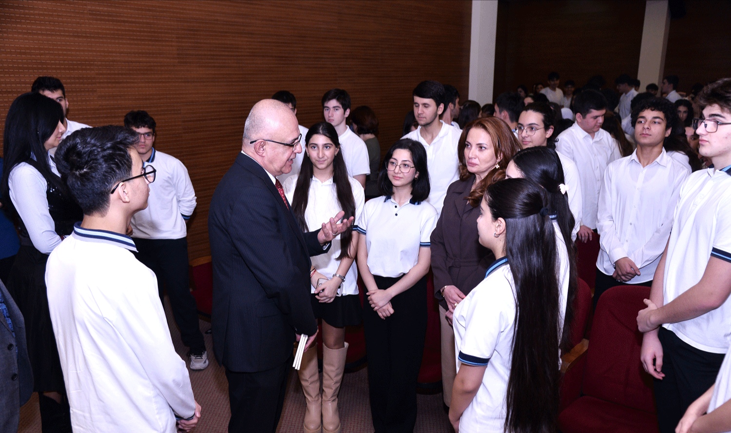 Deputat Elçin Mirzəbəyli məktəblilərlə görüşüb