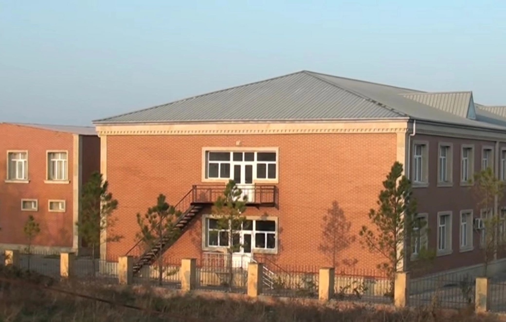 Bəzi məktəblərdə birincilərlə üçüncü siniflər bir yerdə: Valideynləri özündən çıxaran problemlərdəndir 