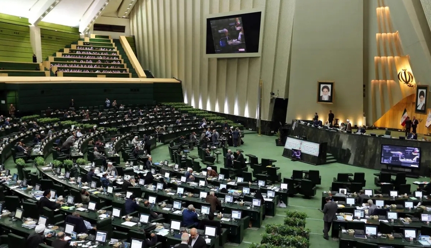Yatan, ayağını masaya qoyan millət vəkilləri - İran parlamentindən FOTOLAR