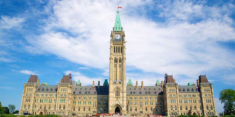 Kanada: Alberta Müəllimlər Assosiasiyası tələbələrin ad və zamir dəyişiklikləri üçün valideyn razılığının tələb olunması qanununu dayandırmaq istəyir