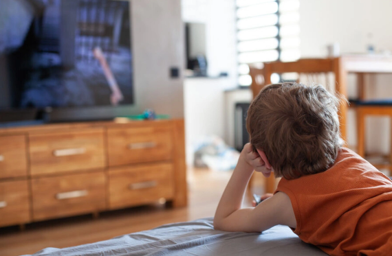 Rusiyalı həkimdən xəbərdarlıq: Televizor uşaqların inkişafına mane olur
