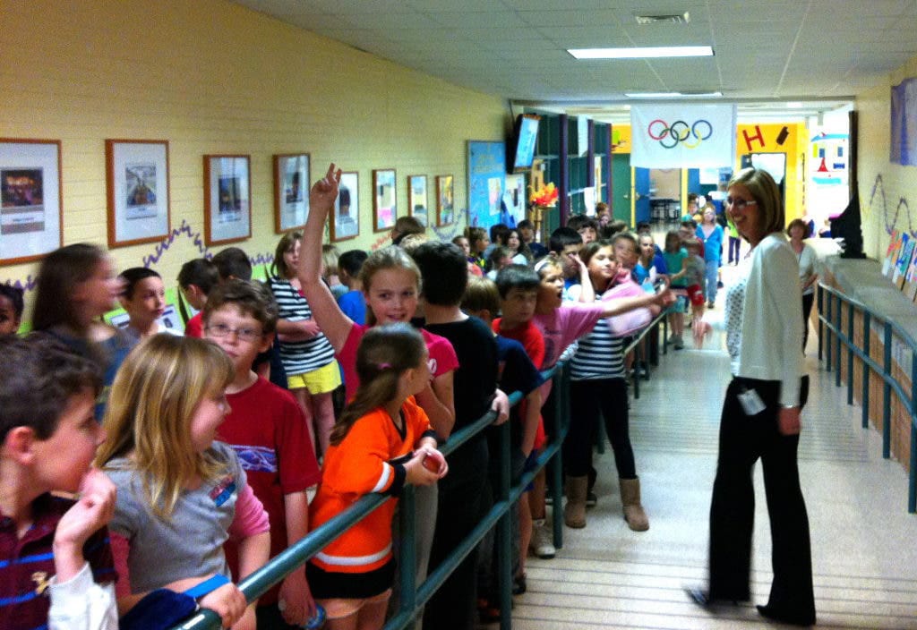 Yaşlı şagirdlər oxuya bilmədikdə: Bow Memorial məktəbi savadlılıqla mübarizə aparır