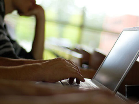 Kompüter qarşısında uzun müddət oturmağın zərərləri