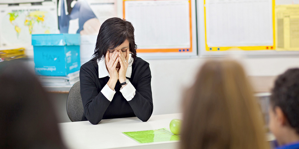 Məktəblər İngiltərə və Uelsdə müəllimlərə təzyiqi azaltmaq üçün dörd günlük iş həftəsinin sınaqlarını keçirməyə çağırır