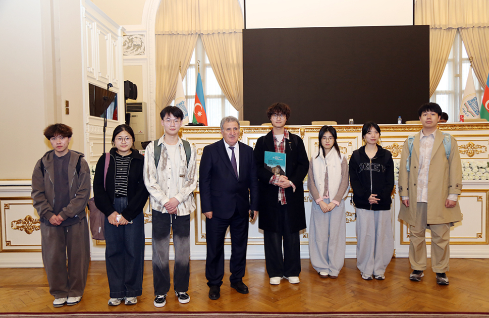 Akademik İsa Həbibbəyli çinli tələbələrə Azərbaycan ədəbiyyatından mühazirə oxuyub