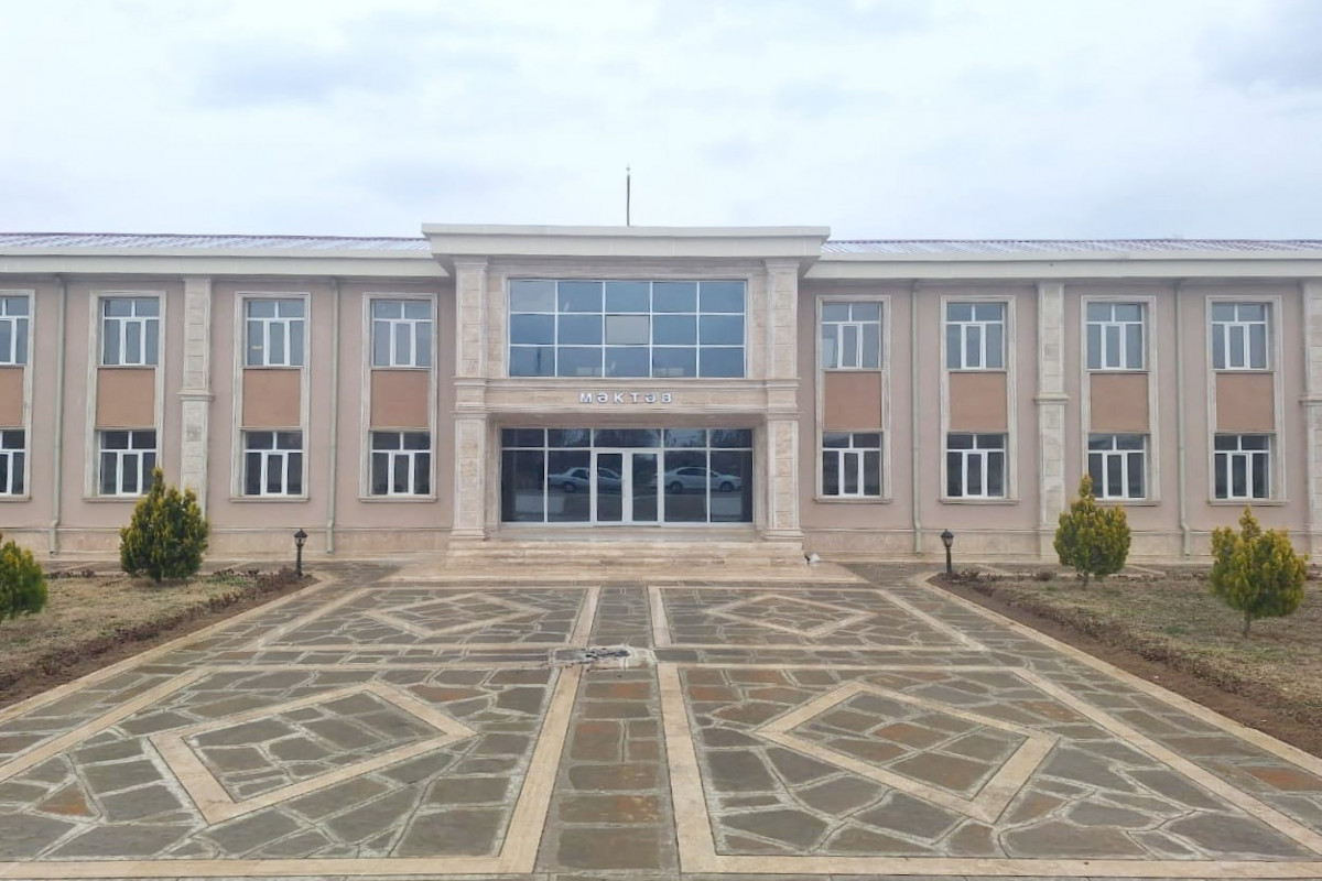 Direktorun vəzifəyə qayıtmasına etiraz edən müəllimlər TƏNBEH EDİLDİ