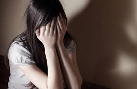 Ata 15 yaşlı qızına zorakı hərəkətlər etdi