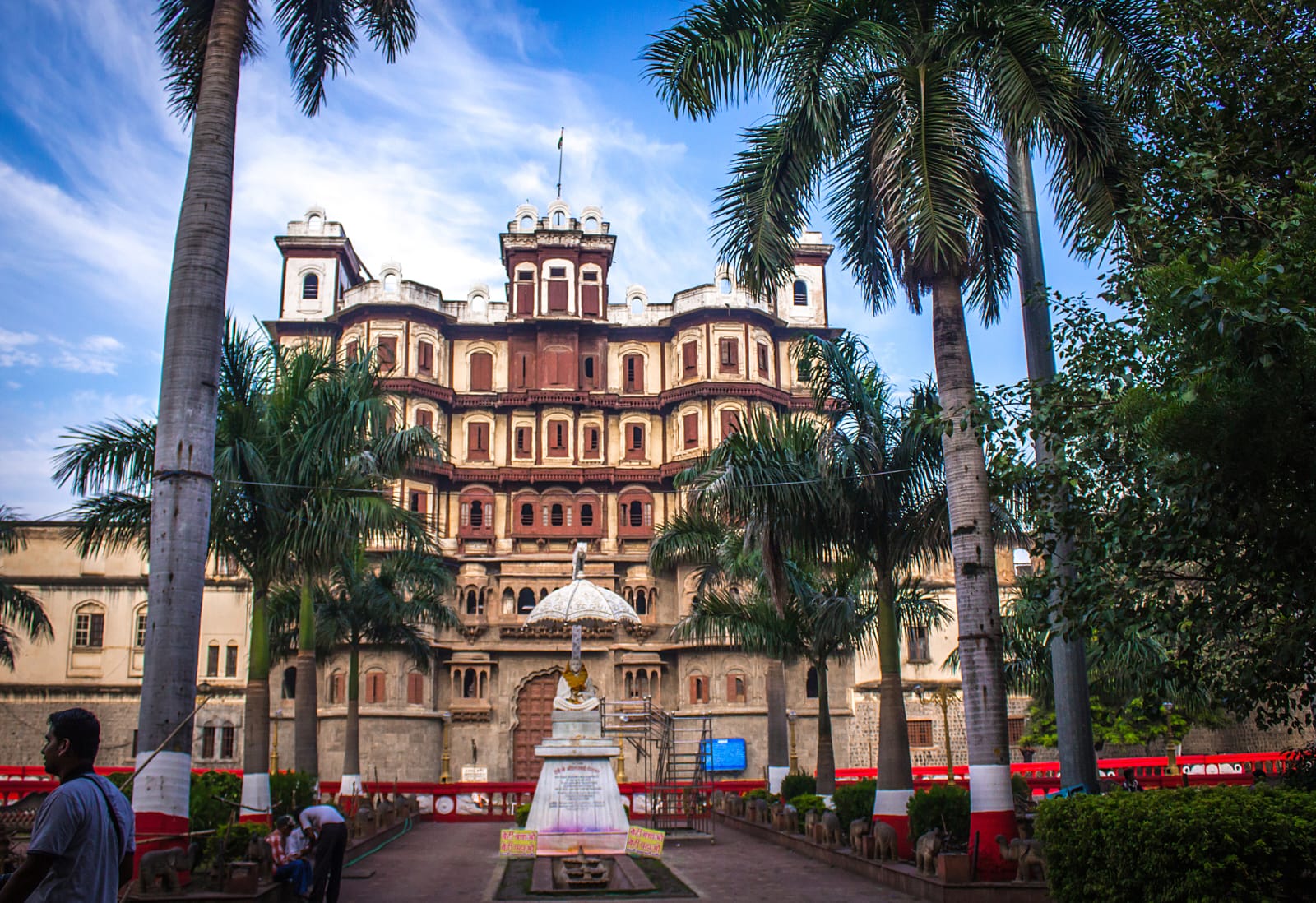 İş dayanmır: Müəllimin gündəlik həyatı stend səviyyəli məmur kimi yorucudur