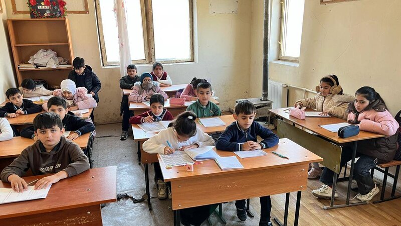 Şagirdlərin tüstündən zəhərləndiyi məktəbdə kombi sistemi var  