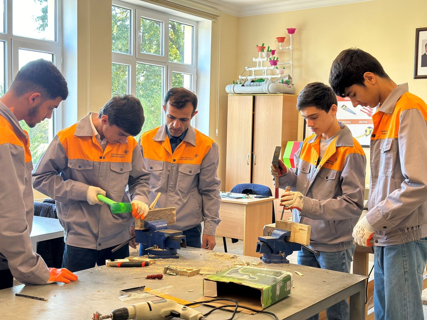 Minlərlə şagird peşə bacarıqları qazanır: "Peşə Təmayüllü Siniflər" layihəsi uğurla davam edir