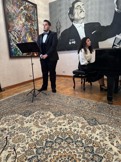 “Solo gənclik” layihəsi çərçivəsində gənc vokal ifaçısı Altun Süleymanov konsert proqramı ilə çıxış edib