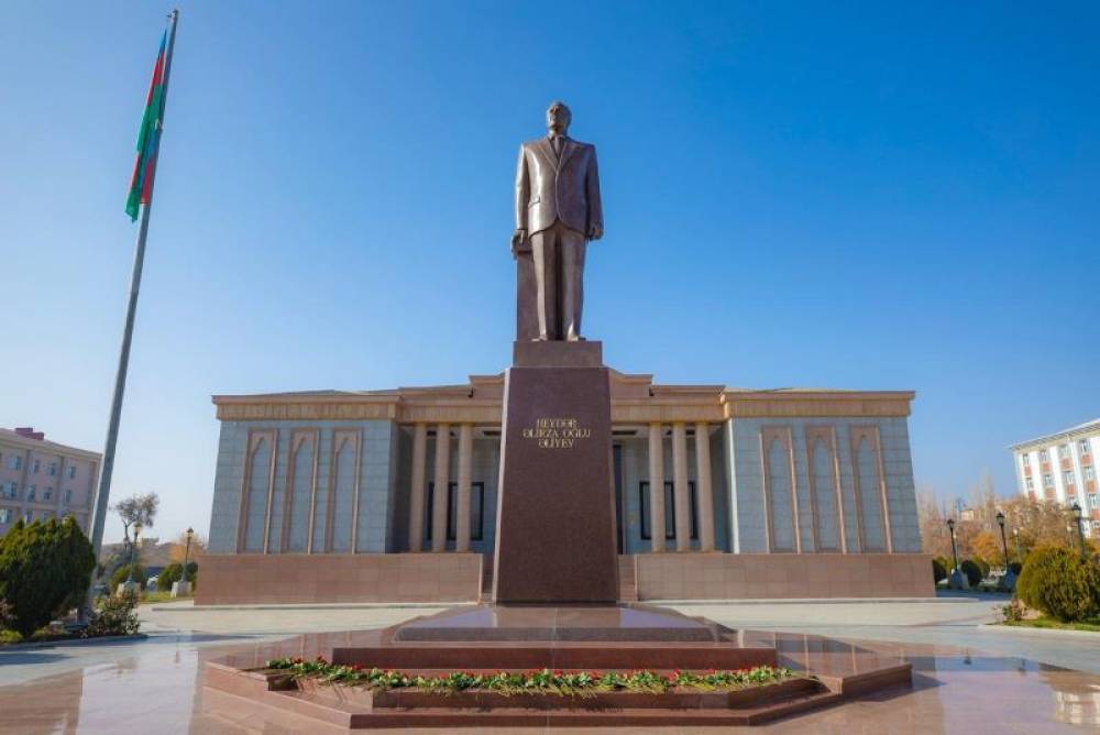 Yubiley tədbirinin iştirakçıları Ümummilli Liderin abidəsini ziyarət edib