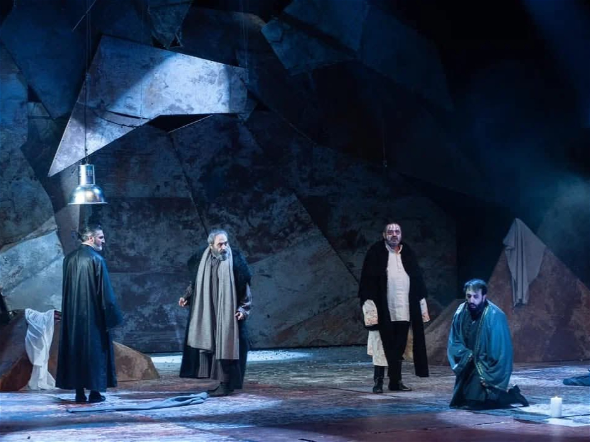 Kamal Abdullanın 75 illik yubileyinə həsr olunan "Sehrbazlar dərəsi" tamaşası nümayiş olunub