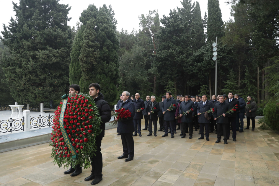 BDU kollektivi Ümummilli Lider Heydər Əliyevin məzarını ziyarət edib