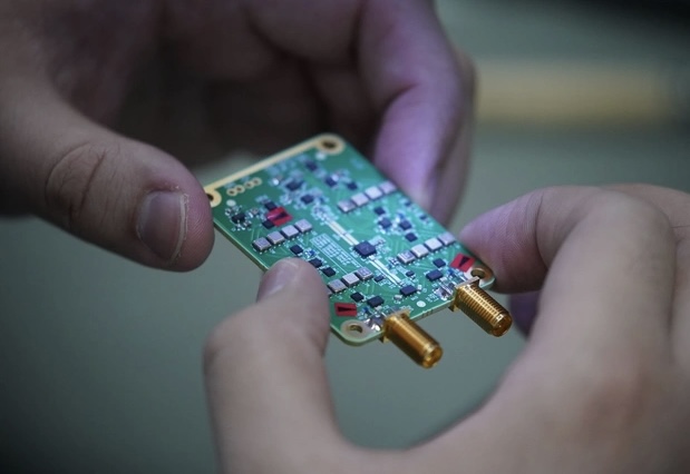 Çin ilk dəfə olaraq rəsmi satınalma siyahısına süni intellekt çiplərini əlavə edib