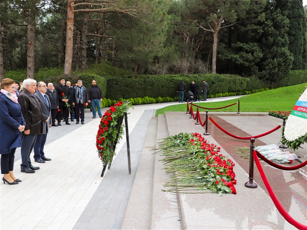 ADU-nun əməkdaşları Ulu öndər Heydər Əliyevin məzarını ziyarət ediblər