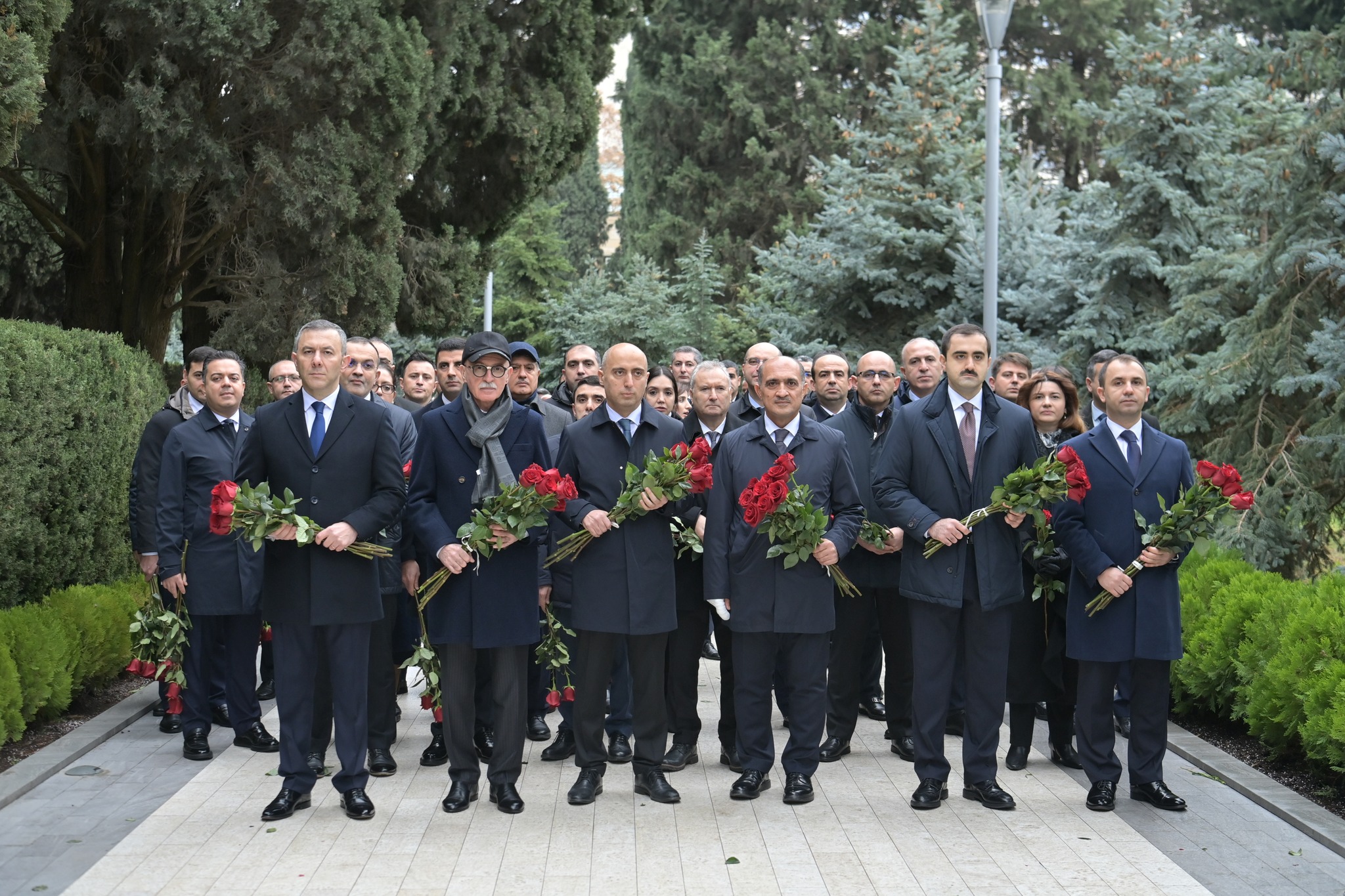 Elm və Təhsil Nazirliyinin kollektivi Fəxri xiyabanı ziyarət edib 