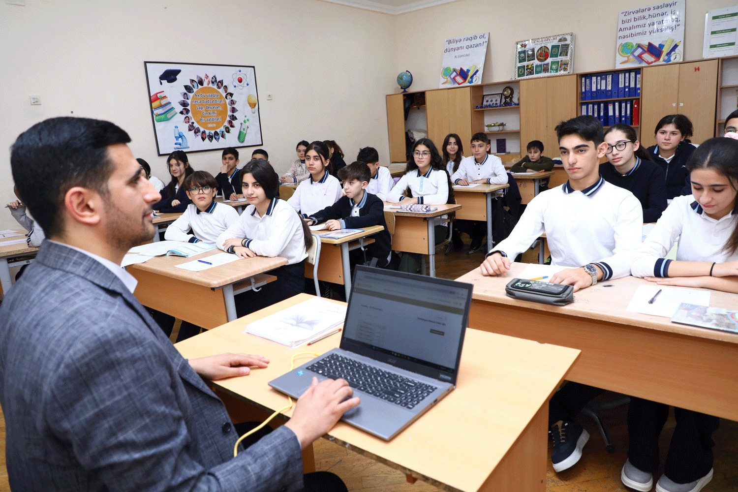 Bakı məktəblərində kağız jurnallar ləğv edilib