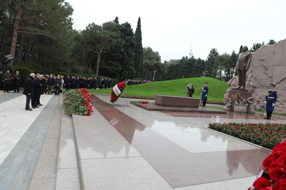 Əqli Mülkiyyət Agentliyinin kollektivi Ümummilli Lider Heydər Əliyevin məzarını ziyarət edib