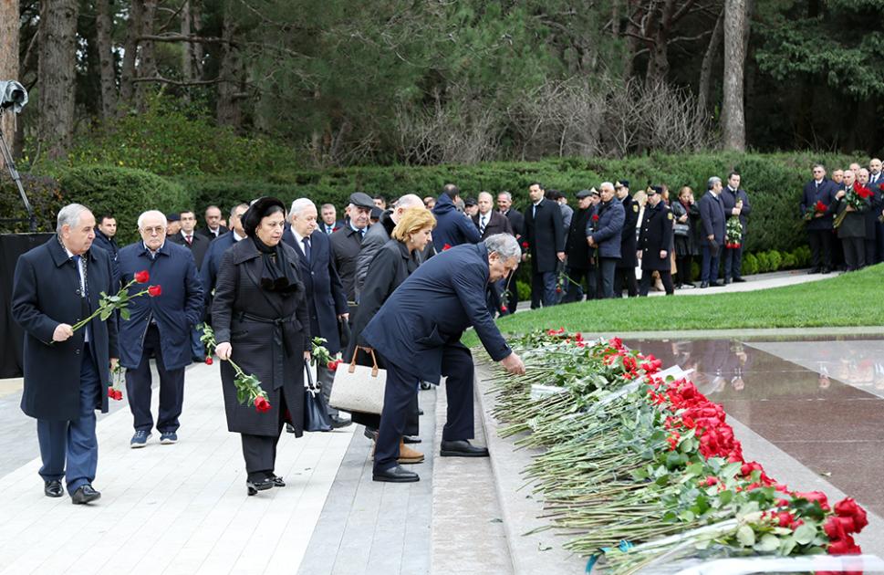 AMEA-nın kollektivi Ulu Öndər Heydər Əliyevin məzarını ziyarət edib